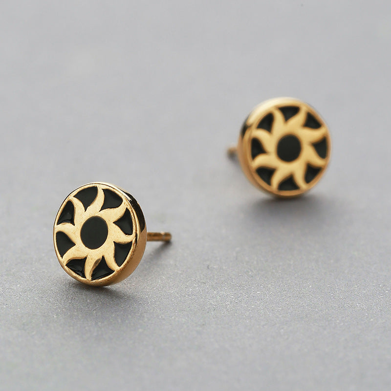Detailed view of 7.6mm sunflower .925 sterling silver stud earrings showing intricate floral design and polished finish